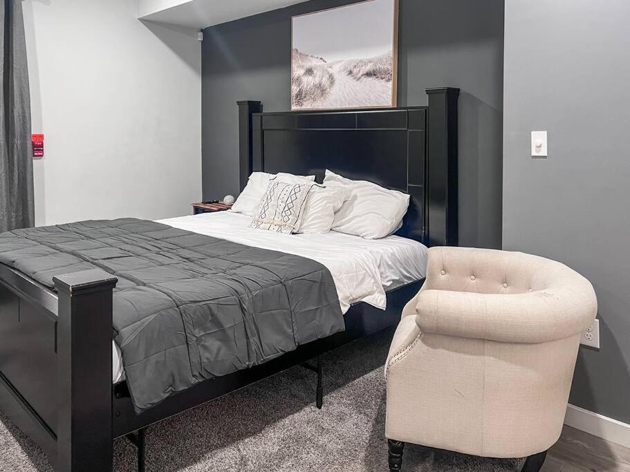 Yanne's Place - Dual-lounge *