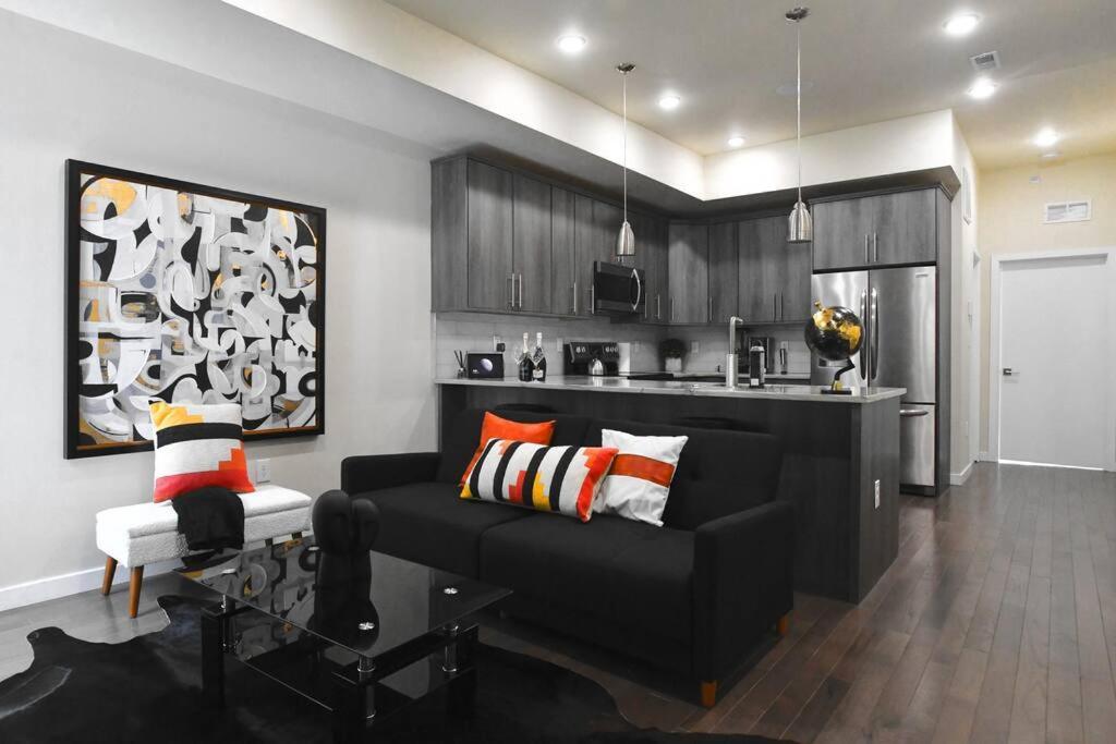 Yanne's Place - Dual-lounge Apartment *